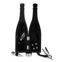 Descrição: Kit vinho com cinco peças dispostas em um estojo no formato de garrafa, fechamento imantado e interior com berço em espuma. O conjunto contém: tampa de bico, bico condutor com tampa, saca-rolhas metálico três em um com lâmina de corte e abridor de garrafa, um wine collar e cortador de lacre.  Altura :  32 cm  Largura :  8,3 cm  Circunferência :  26,5 cm