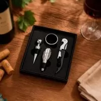Kit vinho composto por 4 itens: saca-rolhas de dois estágios em inox, anel corta-gotas (wine collar) em liga de zinco e feltro, além de bico dosador e tampa de bico, ambos em liga de zinco com revestimento em silicone. Acompanha estojo em papelão e revestimento interno em espuma de EVA para acomodar os itens do conjunto.  Altura: 15,7 cm Largura: 13,8 cm Profundidade: 3,1 cm