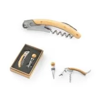 Kit vinho sofisticado composto por saca-rolhas metálico com acabamento em bambu e salva-gotas, ideal para apreciadores de vinho e brindes corporativos premium. Produzido em metal e bambu natural, acompanha elegante caixa presente em papel kraft reciclado, agregando valor sustentável e refinado ao produto.  Excelente opção para ações promocionais, presentes empresariais, eventos corporativos, datas comemorativas e kits executivos personalizados.  Material: Metal, bambu e embalagem em papel kraft reciclado.