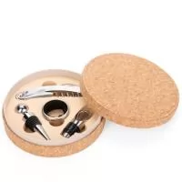 Descrição: Kit vinho composto por 4 itens: saca-rolhas de um estágio em inox, anel corta-gotas (wine collar) em liga de zinco com revestimento em feltro, bico dosador em liga de zinco com detalhes em silicone e tampa de bico dosador em inox, zinco e silicone. Acompanha estojo em MDF com revestimento em cortiça e interior em espuma de EVA.  Altura : 4 cm Largura : 14,7 cm Peso aproximado (g): 279