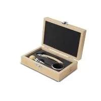 Kit vinho: saca-rolhas inox com cabo bambu, wine collar em liga de zinco e feltro, tampa de bico com topo em bambu. Estojo em bambu.