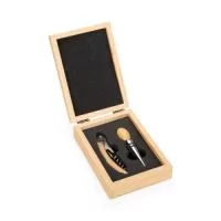 Kit vinho composto por dois itens: saca-rolhas de um estágio em inox e cabo em bambu e tampa de bico em inox com detalhes em silicone e topo em bambu. Acompanha estojo em bambu com dobradiças metálicas, fechamento imantado e revestimento interno em e