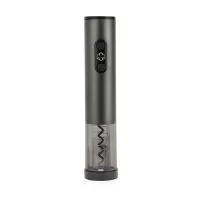 Saca-rolhas elétrico com corpo formado por liga de alumínio, broca em inox com protetor em policarbonato, tampa protetora do compartimento de pilhas em plástico ABS, painel com iluminação em LED e botões emborrachados. Funciona com quatro pilhas AA (