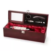 Kit vinho composto por 4 itens: saca-rolhas de um estágio em inox, anel corta-gotas (wine collar) em liga de zinco com revestimento em feltro, bico dosador em liga de zinco com detalhes em silicone e tampa de bico dosador em inox com partes em zinco 
