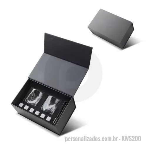 Kit whisky personalizado - Kit drink contendo 2 copos de vidro (200ml cada), 1 pinça para gelo com pontas em silicone e 6 pedras de granito para gelo, acondicionado em caixa presenteável fabricada em papel cartonado resistente. Dimensão do Produto: 12,1x27,5x17,2cm