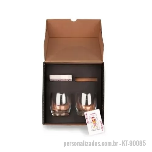Kit whisky personalizado - Kit Whisky Personalizado Com Baralho E Copos, Conta com dois copos em vidro e dois jogos de baralho. Estão perfeitamente acomodados em uma caixa para presentear.