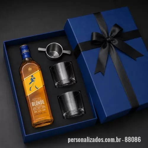 Kit whisky personalizado - DESCRIÇÃO: 1 CAIXA CARTONADA 39,5X25,5X9,5 + FITA CETIM 1 WHISKY JOHNNIE WALKER BLONDE 750ML 2 COPOS UISQUE / WHISKY 265 ML NADIR VIDRO 1 DOSADORES MEDIDOR DE BEBIDAS 50ML INOX COM APOIO