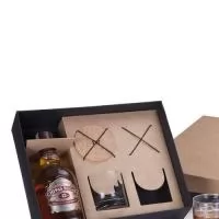 1 Gfa Whisky Escocês Chivas Regal 12 anos 750ml 2 Copos rocks de vidro 310ml J255 2 porta copos de cortiça 1 Caixa e berço corte e vinco em papel cartão 400gr Peso 2.620 / 34x28x9cm