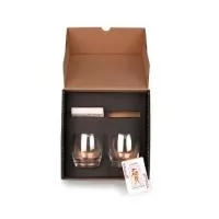 Kit Whisky Personalizado Com Baralho E Copos, Conta com dois copos em vidro e dois jogos de baralho. Estão perfeitamente acomodados em uma caixa para presentear.
