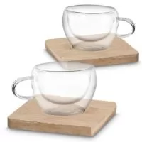 Conjunto com 2 xícaras de vidro borossilicato com parede dupla e capacidade de até 60ml, acompanha apoios para copo em bambu e caixa pressentível em kraft com tampa em acetato.