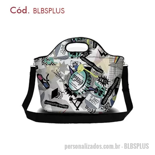 Lancheira personalizada - Bolsa ou Sacola Modelo Plus é confeccionado em Neoprene de 3 mm de espessura, podem levar itens para o passeio ou servindo e até mesmo para academia, tem a capacidade de manter a temperatura dos alimentos por curtos períodos de tempo em função do material possuir propriedades térmicas, tem acabamento de acesso ao corpo por zíper e de viés nas alças do corpo podendo embalar até 2 quilos, a aplicação  de logo pode ser em 100% da área por sublimação nas duas faces, medindo 41 cm de comprimento X 37 cm de altura X 16 cm de largura na parte de baixo, pode ser transportada tanto pela alça de mão vasada do corpo como alça tiracolo de Polipropileno com mosquetões das pontas