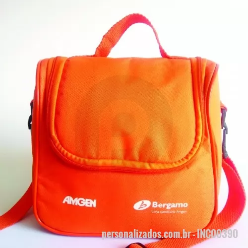 Lancheira térmica personalizada - Lancheira térmicas disponível em vários materiais e cores  A Ev brindes possui sua própria fábrica de bolsas e lancheiras térmicas, assim podendo confeccionar e diversos medidas, cores e matérias,  Utilize brindes de qualidade para valorizar a sua marca e alcançar melhores resultados com suas ações promocionais. Nossos itens são perfeitos para campanhas promocionais, eventos, feiras, congressos e para presentear parceiros de negócios. Além de dar destaque na sua marca, nossos produtos são 100% personalizáveis, o que permite que sua identidade visual se torne mais marcante e sua marca seja lembrada com muito mais frequência. Podemos alterar cores de tecidos, aviamentos, tipos de estampa, sempre pensando na combinação do brinde com a sua marca Entre em contato com nossos consultores e confira a melhor opção de brinde para sua ação. Nossa equipe ser preparada para te ajudar a escolher o brinde que mais se encaixa na sua verba, o brinde indicado para a sua ação, e consegue te ajudar a alca