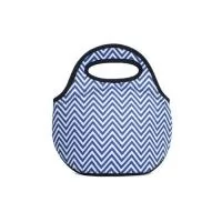 Lancheira Térmica em Neoprene Personalizada – Fabricação Própria  A Lancheira Térmica em Neoprene Personalizada é a solução ideal para transportar alimentos e bebidas com praticidade, segurança e estilo. Produzida pela EV Brindes, com fabricação própria, oferece personalização completa e pode ser confeccionada em diferentes medidas, cores e materiais para atender às necessidades da sua empresa ou campanha promocional.  Fabricada em neoprene de alta qualidade, proporciona excelente isolamento térmico, ajudando a conservar a temperatura dos alimentos por mais tempo. Seu material flexível, resistente e leve garante conforto no transporte e maior durabilidade para o uso diário.  Com personalização 100% em alta definição, a lancheira térmica é uma excelente ferramenta de divulgação da marca, sendo amplamente utilizada em ações promocionais, eventos corporativos, programas de qualidade de vida, academias, escolas, empresas e campanhas de marketing.  A EV Brindes possui fábrica própria especi