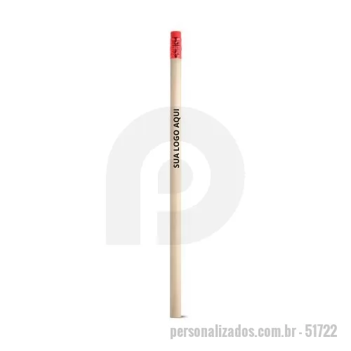 Lápis com Borracha personalizado - O Lápis em Madeira Natural é clássico e funcional, ideal para uso escolar, corporativo ou como brinde promocional. Produzido em madeira natural, possui borracha no topo para maior praticidade. Com grau de dureza HB, oferece escrita suave e versátil, adequada para diferentes tipos de uso. Produto certificado de acordo com a portaria Inmetro nº423 de 8/out/2021, garantindo qualidade e segurança. A cor e o resultado da impressão nos materiais naturais podem variar entre produtos, tornando cada peça única.  Dimensões:  ø7 x 190 mm