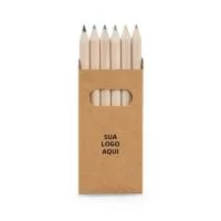 A Caixa de Papel Kraft Reciclado com 6 mini lápis de cor é uma opção prática e sustentável para brindes criativos e educativos. Produzida em material reciclado, é compacta e fácil de transportar, ideal para uso escolar, eventos corporativos ou como lembrança promocional. Produto certificado de acordo com a portaria Inmetro nº423 de 8/out/2021, garantindo qualidade e segurança.  Dimensões:  Caixa: 45 x 90 x 9 mm