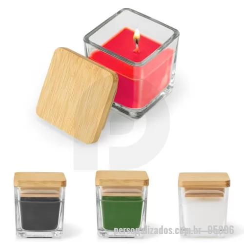 Lembrancinha de Casamento personalizada - Vela aromática de 50 g, em copo de vidro com tampa de bambu. As diversas fragrâncias ajudam a criar um ambiente mais relaxante em sua casa, adaptado às suas preferências. Fornecido em caixa de oferta individual. A cor e o resultado da impressão nos materiais naturais pode variar entre produtos. Cor 103 - Canela Cor 105 - Flores japonesas (Sakura) Cor 106 - Baunilha Cor 109 - Maçã verde 53 x 53 x 57 mm | Caixa: 55 x 55 x 60 mm