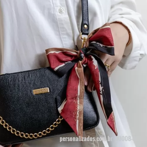 Lenço personalizado - Lenço Personalizado Twilly de 100x8 cm, um lenço estreito personalizado para amarrações em bolsas, no pescoço ou no cabelo. A peça apresenta a identidade da marca em um acessório versátil para presentes e ações corporativas. Valor unitário de R$ 45,00 na faixa de 10 a 20 unidades. A faixa de preço considera o total de peças do pedido, sem contar embalagens. O mínimo de produção é de 10 unidades por mesma estampa, modelo e tamanho. Envie sua arte ou referências e receba uma prévia digital gratuita para aprovação antes da produção. Frete calculado à parte.