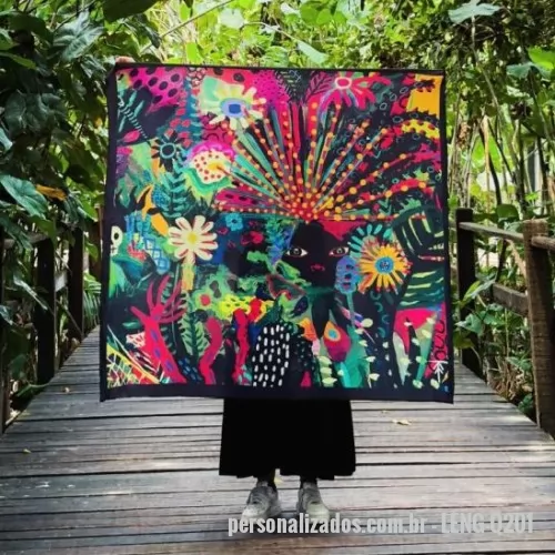 Lenço personalizado - Lenço Personalizado Grande nos tamanhos 70x70 cm, 80x80 cm, 90x90 cm e 100x100 cm. Todos os tamanhos listados têm o mesmo preço unitário nesta faixa. Tecido soft touch com toque de seda, composto por 93% poliéster e 7% elastano, com acabamento em bainha. Valor unitário de R$ 39,90 na faixa de 201 ou mais unidades. A faixa de preço considera o total de peças do pedido, sem contar embalagens. O mínimo de produção é de 10 unidades por mesma estampa, modelo e tamanho. Envie sua arte ou referências e receba uma prévia digital gratuita para aprovação antes da produção. Frete calculado à parte. Pesos unitários por tamanho: 70x70 cm, 38 g; 80x80 cm, 53 g; 90x90 cm, 67 g; 100x100 cm, 67 g.