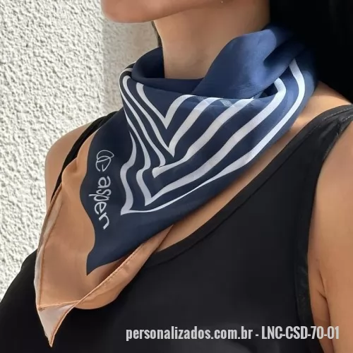 Lenço personalizado - Cetim de seda 70x70. Lenço quadrado com estampa total, sem limite de cores, e brilho acetinado. A arte ocupa o tecido inteiro: estampa exclusiva, logo discreto ou a identidade visual completa da sua marca. Acabamento em bainha ou corte a laser. Também em 50x50 e 90x90. Para presente corporativo, kit de boas-vindas, uniforme de atendimento e eventos. Pedido mínimo: 30 peças. Arte criada pelo nosso estúdio, sem custo no pedido fechado. Fábrica própria no Rio de Janeiro e envio para todo o Brasil. Prazo a partir de 15 dias úteis após a aprovação da arte e o pagamento.