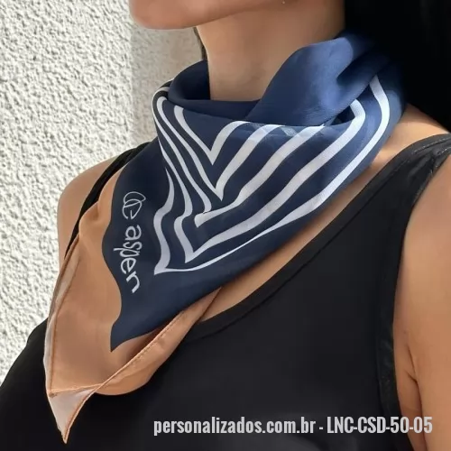 Lenço personalizado - Cetim de seda 50x50. Lenço menor, para o pescoço, o cabelo ou a alça da bolsa. Estampa total sem limite de cores e brilho acetinado. Também em 70x70 e 90x90. Para presente corporativo, kits e datas como Dia da Mulher e Dia das Mães. Pedido mínimo: 30 peças. Arte criada pelo nosso estúdio, sem custo no pedido fechado. Fábrica própria no Rio de Janeiro e envio para todo o Brasil. Prazo a partir de 15 dias úteis após a aprovação da arte e o pagamento.