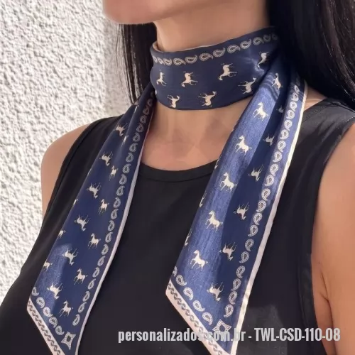 Lenço personalizado - Twilly de cetim 110x8. Faixa fina de cetim de seda com estampa total, para amarrar no pescoço, no cabelo ou na alça da bolsa. Também em sedinha, 100x8. Presente delicado para clientes e equipes, e acabamento de coleção para marcas de moda. Pedido mínimo: 30 peças. Arte criada pelo nosso estúdio, sem custo no pedido fechado. Fábrica própria no Rio de Janeiro e envio para todo o Brasil. Prazo a partir de 15 dias úteis após a aprovação da arte e o pagamento.