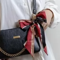 Lenço Personalizado Twilly de 100x8 cm, um lenço estreito personalizado para amarrações em bolsas, no pescoço ou no cabelo. A peça apresenta a identidade da marca em um acessório versátil para presentes e ações corporativas. Valor unitário de R$ 29,30 na faixa de 101 a 200 unidades. A faixa de preço considera o total de peças do pedido, sem contar embalagens. O mínimo de produção é de 10 unidades por mesma estampa, modelo e tamanho. Envie sua arte ou referências e receba uma prévia digital gratuita para aprovação antes da produção. Frete calculado à parte.