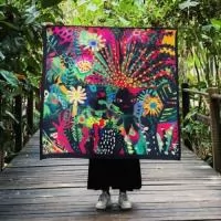 Lenço Personalizado Grande nos tamanhos 70x70 cm, 80x80 cm, 90x90 cm e 100x100 cm. Todos os tamanhos listados têm o mesmo preço unitário nesta faixa. Tecido soft touch com toque de seda, composto por 93% poliéster e 7% elastano, com acabamento em bainha. Valor unitário de R$ 39,90 na faixa de 201 ou mais unidades. A faixa de preço considera o total de peças do pedido, sem contar embalagens. O mínimo de produção é de 10 unidades por mesma estampa, modelo e tamanho. Envie sua arte ou referências e receba uma prévia digital gratuita para aprovação antes da produção. Frete calculado à parte. Pesos unitários por tamanho: 70x70 cm, 38 g; 80x80 cm, 53 g; 90x90 cm, 67 g; 100x100 cm, 67 g.