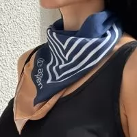 Sedinha 50x50, bainha. Lenço leve com estampa total sem limite de cores e bainha costurada. Tamanho versátil: pescoço, cabelo ou alça de bolsa. Também em 70x70 e 90x90. Para uniformes, eventos e kits de boas-vindas. Pedido mínimo: 30 peças. Arte criada pelo nosso estúdio, sem custo no pedido fechado. Fábrica própria no Rio de Janeiro e envio para todo o Brasil. Prazo a partir de 15 dias úteis após a aprovação da arte e o pagamento.