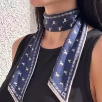 Twilly de cetim 110x8. Faixa fina de cetim de seda com estampa total, para amarrar no pescoço, no cabelo ou na alça da bolsa. Também em sedinha, 100x8. Presente delicado para clientes e equipes, e acabamento de coleção para marcas de moda. Pedido mínimo: 30 peças. Arte criada pelo nosso estúdio, sem custo no pedido fechado. Fábrica própria no Rio de Janeiro e envio para todo o Brasil. Prazo a partir de 15 dias úteis após a aprovação da arte e o pagamento.