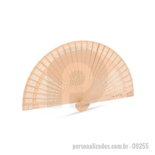 Leque personalizado -  Leque em madeira com detalhes decorativos vazados, junção em fio de nylon e parafuso metálico.