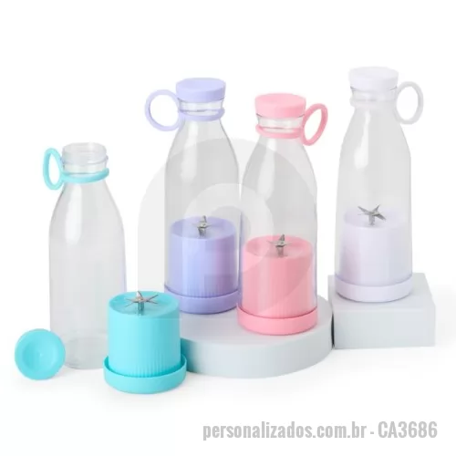 Liquidificador personalizado - Mini liquidificador portátil com capacidade de 380ml. Contém tampa rosqueável plástica com alça emborrachada para transporte, ventoinha inox 6 lâminas e base plástica com borrachas antiderrapantes. Acompanha cabo USB. Obs. (Para o funcionamento do produto a quantidade total de frutas/água adicionadas não deve exceder 300ml).