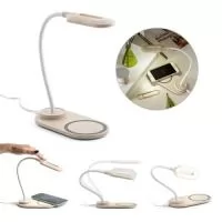 Luminária de mesa em fibra de palha de trigo e ABS com carregador por indução (wireless) super-rápido. A haste é flexível para ajustar a direção da luz e contém 20 LEDs que permitem uma iluminação até 3 níveis de intensidade. No topo da luminária encontra-se um botão touch para ligar, desligar e ajustar os níveis de iluminação. O carregador sem fios é de carregamento super-rápido, tendo uma potência até 15W. No local onde o equipamento é colocado tem um círculo com silicone para evitar que se mova. Incluso cabo USB-C de 1 m. Fornecido em caixa presente de papel kraft reciclado. A cor e o resultado da impressão nos materiais naturais pode variar entre produtos. 160 x 268 x 85 mm