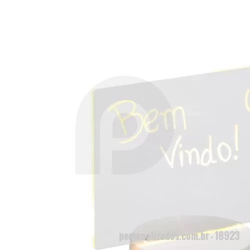 Luminária de Mesa personalizada - Deixe qualquer espaço mais aconchegante e repleto de recadinhos incríveis com a nossa Luminária de Mesa Led. Com sua tela acrílica 3D, é possível soltar a criatividade e deixar mensagens inspiradoras, lembretes importantes ou até desenhos fofos, tudo de um jeito prático e super divertido! Com um funcionamento super simples, ela se conecta com cabo via USB integrado à base plástica ou por meio de 3 pilhas AAA (1.5V) não inclusas. Além disso, acompanha uma caneta plástica com apagador integrado, tornando a experiência ainda mais interativa e funcional. Essa luminária é perfeita para iluminar o ambiente e deixar recadinhos incríveis do seu jeito!