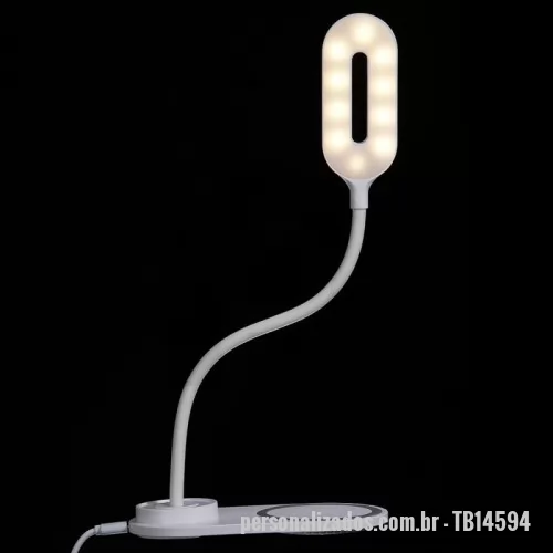 Luminária personalizada -  Luminária plástica articulável com 10 leds e funcionamento touch, contém área na base para o carregamento de indução em celulares. Contém 3 estágios de iluminação: luz quente intensa (amarela), luz fria (branca) e luz suave de baixa intensidade (amarela). Parte inferior da base com frestas para dissipação de calor e borrachas antideslizantes, acompanha cabo USB. Obs.: o produto não possui bateria interna, seu funcionamento é exclusivamente conectado à uma fonte de energia.