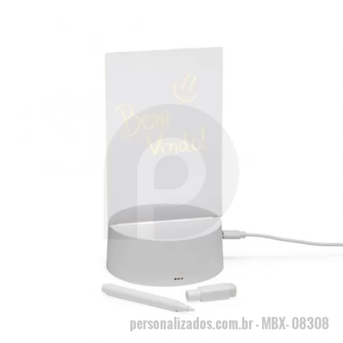 Luminária personalizada - Luminária com lousa produzida em acrílico. Sua base possui antiderrapante em EVA e o seu é funcionamento via USB, além disso possui caneta com tampa apagadorae pano para auxiliar na limpeza.