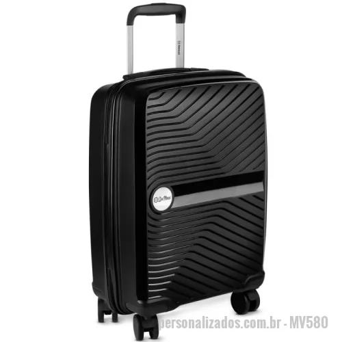 Mala de Bordo personalizada - Mala de bordo fabricada em plástico PP, oferecendo resistência e durabilidade. Possui cadeado do tipo TSA para maior segurança durante viagens. Conta com entrada USB e tipo C, facilitando o carregamento de smartphones. Dispõe de abertura frontal com zíper, proporcionando acesso prático ao interior. O forro interno é confeccionado em poliéster. Equipada com sistema de carrinho em aço, alça de mão lateral e superior para melhor manuseio. Apresenta quatro rodas com rotação de trezentos e sessenta graus, garantindo mobilidade eficiente. Acompanha plaquinha de metal sem personalização com encaixe na mala, já perfurada para aplicação.