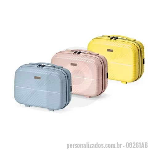 Mala de Bordo personalizada - Mala de Bordo Personalizada - 08261AB - Frasqueira Plástica – com Placa para Personalização  Descrição: Frasqueira de viagem produzida em plástico rígido, com capacidade para até 10 litros, ideal para itens pessoais, cosméticos e acessórios. Seu interior é dividido em três compartimentos, incluindo bolso em tela de nylon com fechamento em zíper, garantindo melhor organização.  Conta com quatro apoios reforçados na base para maior estabilidade, alça de mão resistente e elástico traseiro para encaixe seguro em malas maiores, oferecendo praticidade durante o transporte.  Acompanha placa em metal para gravação personalizada, ideal para identificar ou personalizar o brinde.  Especificações:  Altura: 25 cm  Largura: 33 cm  Profundidade: 15 cm  Medidas para gravação (CxL): 1 cm × 4 cm  Peso aproximado: 759 g - 178433 - Mala de Bordo