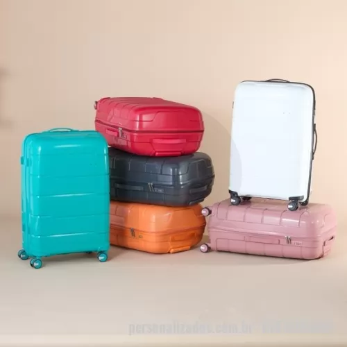 Mala de viagem personalizada - Mala de viagem Personalizada - BRE@06069 -  Mala de viagem 95 litros em plástico (casca dura), contém cadeado numérico TSA. Compartimentos com bolso telado e cinta compressora para roupas. A mala possui duas alças de mão, puxador retrátil com regulagem de tamanho, quatro rodinhas 360º e apoios laterais. Acompanha placa para personalização. - 162838 - Mala de viagem
