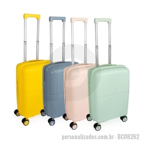 Mala de viagem personalizada - Projetada para oferecer praticidade e conforto, esta mala une o plástico resistente a um design exclusivo. Perfeita para qualquer viagem, ela apresenta um interior inteligente com divisória equipada com bolso em tela e cinta compressora, garantindo organização e segurança para os seus pertences. Com 4 rodas com giro 360°, proporciona locomoção suave em qualquer direção. O puxador ergonômico ajustável, a alça de mão e o cadeado TSA agregam proteção, mobilidade e facilidade no manuseio.