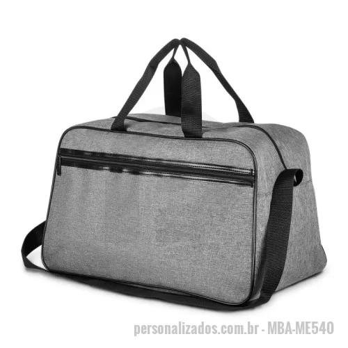 Mala de viagem personalizada - Mala esportiva em polIéster 300D RPET e interior em poliéster 210D. Compartimento interno espaçoso ideal para rotina de treinos e afins. Alça de ombro ajustável, alça de mão dupla e conta com um bolso externo frontal com ziper.