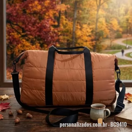 Mala personalizada - Mala em puffer com fechamento em zíper, acabamento interno em viés borneon, alças de mão em fita e alça de ombro regulável em fita chique com mosquetões, permitindo colocar e retirar a alça conforme a necessidade. Modelo leve, moderno e estruturado, ideal para viagens academia, eventos e uso corporativo personalizado.  Medidas: Comprimento: 33cm Altura: 42cm Largura: 18cm