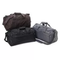 Bolsa de viagem de 28 litros em poliéster Oxford resistente à água com quatro compartimentos. Contém alça de mãos com suporte de juntura, bases antiderrapantes e acompanha alça transversal com suporte de apoio para ombro.