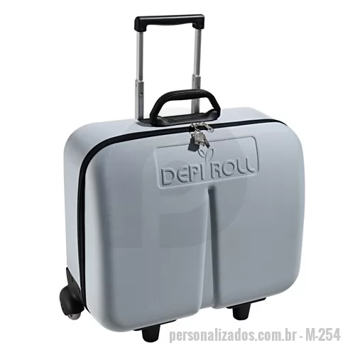 Maleta personalizada - Mala de viagem retangular com gravação em relevo ou transfer, permitindo tanto a originalidade das inúmeras combinações de cores, quanto o estilo clean e minimalista das cores básicas e gravação em relevo.  Temomoldada em E.V.A, revestida em malha helanca e com acabamento interno, pode ser personalizada com divisória para notebook, bolsos com zípers ou demais compartimentos que facilitem o uso para seus clientes.  Sendo um brinde corporativo versátil, pode atender tanto a um público que aprecia viagens, quanto à grupos de empresários e comerciantes que participam de convenções e eventos. Neste último caso, a mala de viagens pode servir como mostruário/demonstrador de produtos – uma excelente forma de divulgar sua marca agradando e colaborando com seu público
