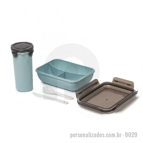 Marmita personalizada - Kit com copo salada de 500ml e marmita hermética de 1L com divisórias, garfo e faca feitos em fibra de bambu. A combinação ideal para as refeições do dia a dia. Feitos em PP atóxico e livres de BPA, são totalmente seguros para alimentos. Ambos são equipados com travas de segurança e supervedação, permitindo que leve-os para qualquer lugar sem riscos de vazamentos. O copo possui escala de medição até 500 ml e sua tampa ainda serve como porta copo, enquanto a marmita contém três divisórias internas que mantêm os sabores separados e controlam as porções, facilitando a montagem de uma dieta equilibrada.