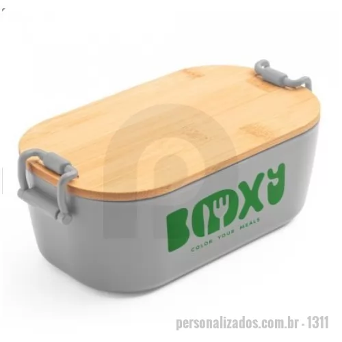 Marmita personalizada - Caixa hermética em PP com tampa em bambu e fivelas laterais de segurança. Apta para máquina de lavar loiça e micro-ondas, sendo necessário retirar a tampa. Capacidade até 1 L. A cor e o resultado da impressão nos materiais naturais pode variar entre produtos. Certificação EU Food Grade. 200 x 107 x 70 mm
