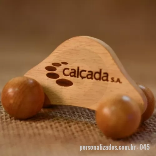 Massageador de madeira ecológica personalizado - Massageador de madeira ecológica Personalizado - 045 - O Massageador de Madeira Bumerang Mini pode ser utilizado na montagem de Kit contendo outros acessórios, ele ajuda no alivio do estresse e no relaxamento corporal - Medidas: 9,0cm x 6,0cm x 5,5cm  - 48938 - Massageador de madeira ecológica