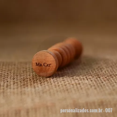 Massageador de madeira ecológica personalizado - O Massageador de Madeira Mod. Pé Mini é utilizado para as mãos e peito dos pés. É um excelente acompanhante dos Hidratantes para as mãos, e além disto, ajuda no combate ao estresse - Suas Medidas são: 8,5cm x 2,3cm x 2,3cm