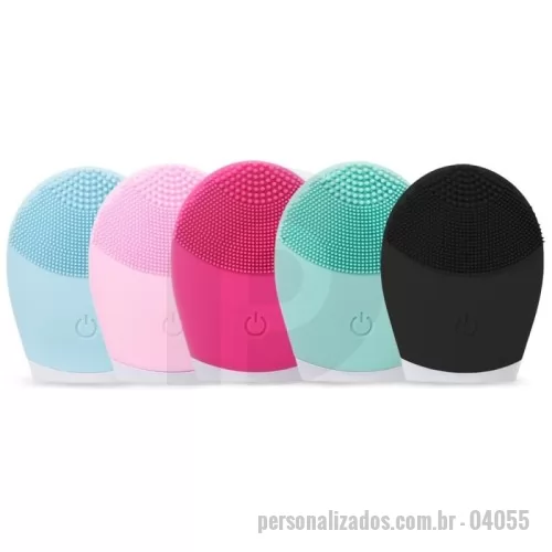 Massageador personalizado - Massageador facial produzido em silicone à prova d’água, a escova possui três tamanhos de cerdas que limpam e massageiam a face. A limpeza da face através do uso do produto, limpa profundamente os poros melhorando vários aspectos da pele, aumentando o fluxo sanguíneo.