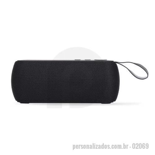 Minicaixa de som personalizada - Caixa de Som Multimídia. Produzida em material emborrachado com alça lateral, tela de proteção dos falantes em tecido, parte inferior com borrachas anti-deslizantes. Possui os botões de Play/Pause e Modo; Aumentar e diminuir volume/avançar e retroceder faixas; Entrada auxiliar P2; Entrada TF (cartão MicroSD); Entrada USB; Microfone; Entrada DC 5V e botão para ligar e desligar. Acompanha cabo USB e cabo Auxiliar P2.