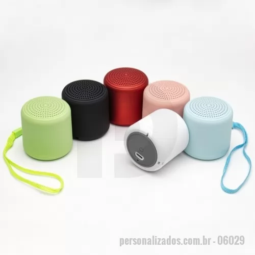 Minicaixa de som personalizada - Caixa de som bluetooth com conectividade TWS, material plástico. A tecnologia TWS sincroniza duas caixas de som em uma só, aumentando a potência sonora. Contém microfone embutido para atendimento de chamadas telefônicas. Base de silicone antiderrapante. Acompanha cordão de nylon e cabo USB-V8.